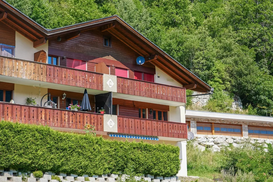 Grosszügiges Duplex-Apartment mit 5 Schlafzimmern, Sonnenbalkonen und zwei Parkplätzen