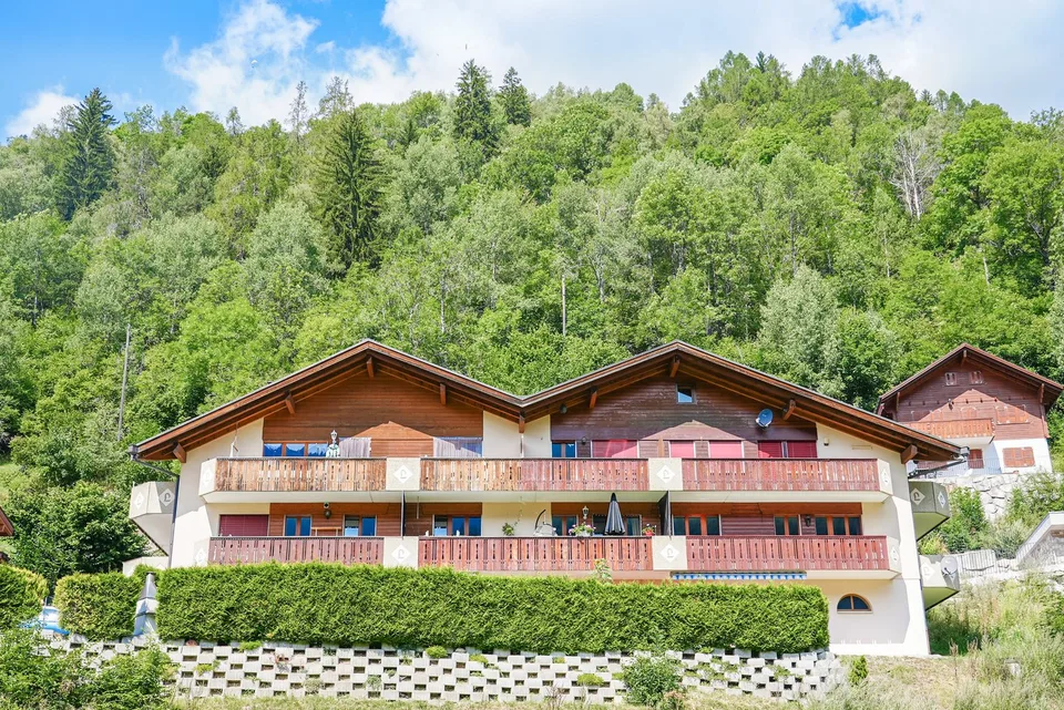 Appartamento duplex spazioso con 5 camere da letto, balconi soleggiati e due posti auto