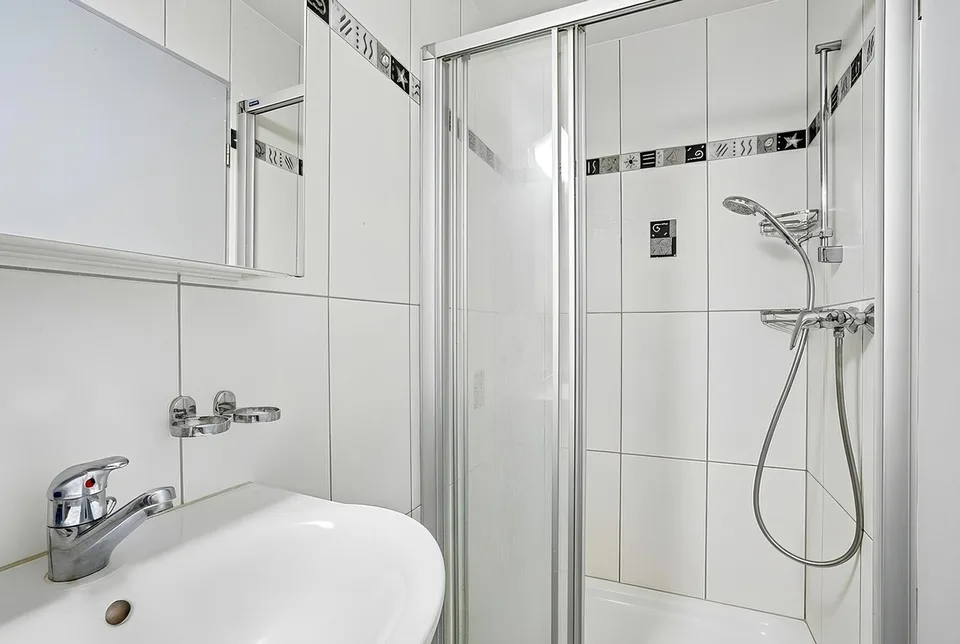 Sans barrieres : appartement de jardin 5,5 pièces avec véranda, place assise et pelouse – photo 6 sur 9