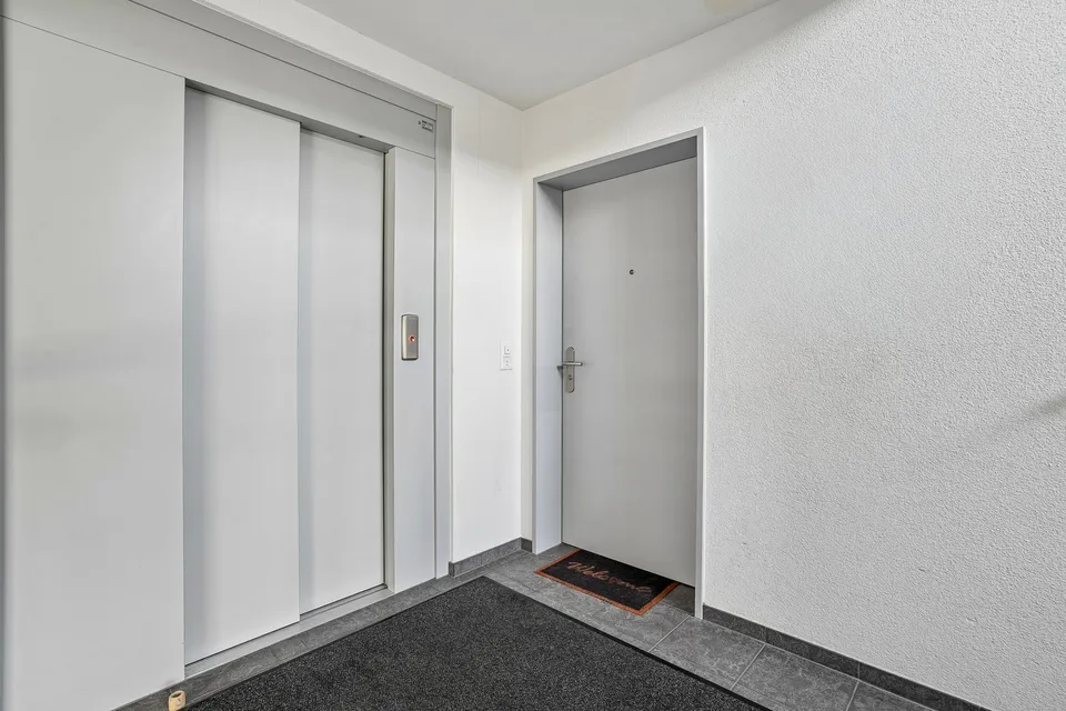 Sans barrieres : appartement de jardin 5,5 pièces avec véranda, place assise et pelouse – photo 7 sur 9