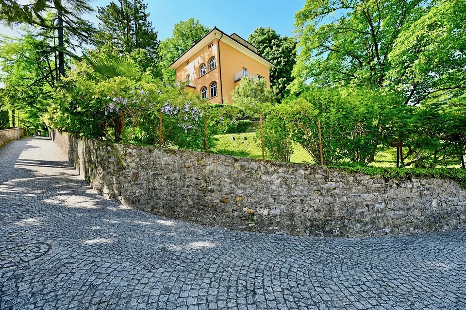 Villa di Prestigio con Splendido Parco vicino al centro di Lugano
