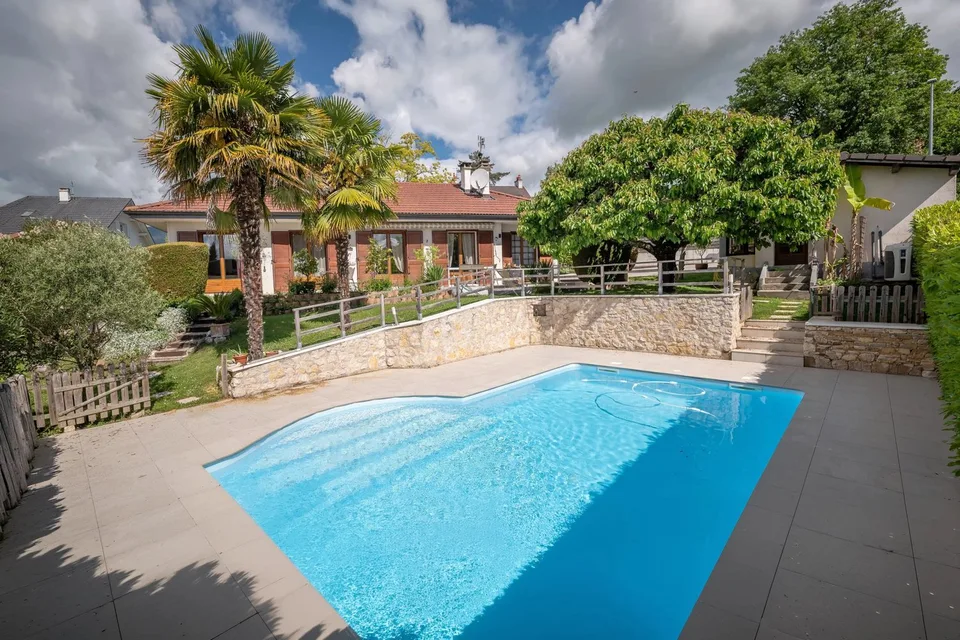 Bella villa familiare di 152 m² a Challex con piscina