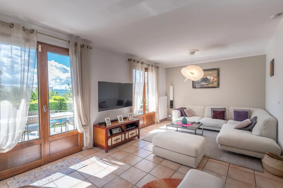 Bella villa familiare di 152 m² a Challex con piscina