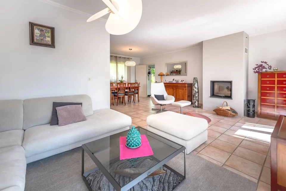Bella villa familiare di 152 m² a Challex con piscina