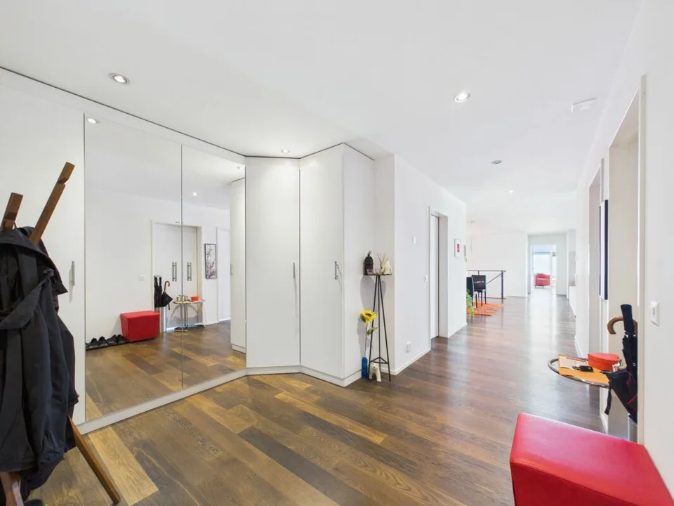 Appartamento maisonnette esclusivo di 6,5 locali con panorama alpino e terrazza soleggiata di 75 m²