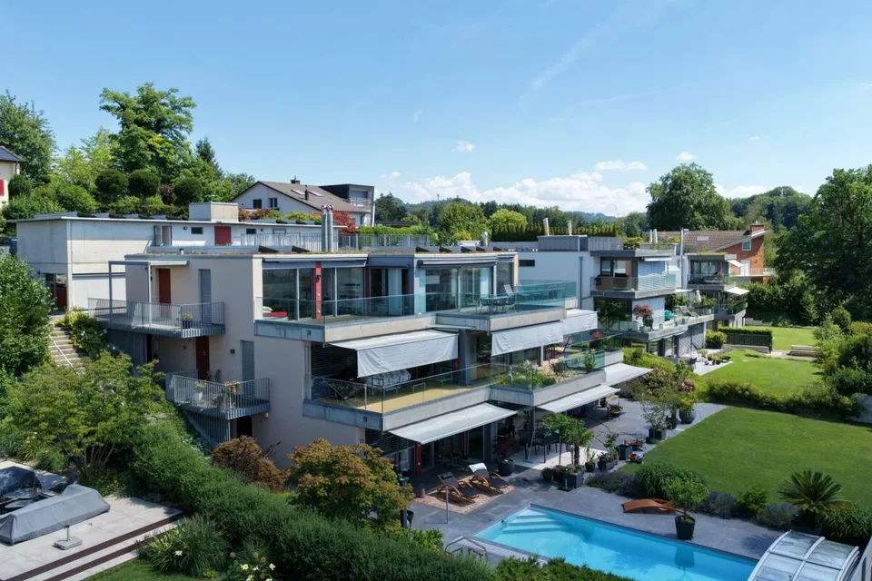 Appartamento maisonnette esclusivo di 6,5 locali con panorama alpino e terrazza soleggiata di 75 m²