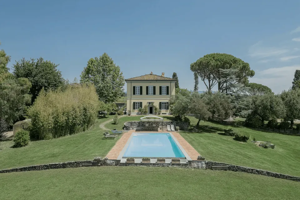 TOSCANA – Villa storica in zona collinare a 4 km da Lucca + terreno 3,3 ettari uliveto e vigneto