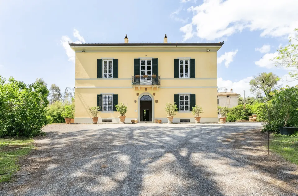 TOSCANA – Villa storica in zona collinare a 4 km da Lucca + terreno 3,3 ettari uliveto e vigneto