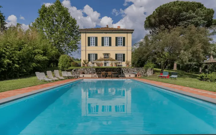 TOSCANA – Villa storica in zona collinare a 4 km da Lucca + terreno 3,3 ettari uliveto e vigneto