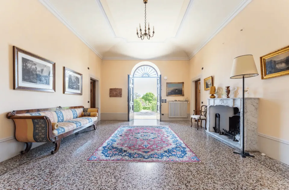 TOSCANA – Villa storica in zona collinare a 4 km da Lucca + terreno 3,3 ettari uliveto e vigneto