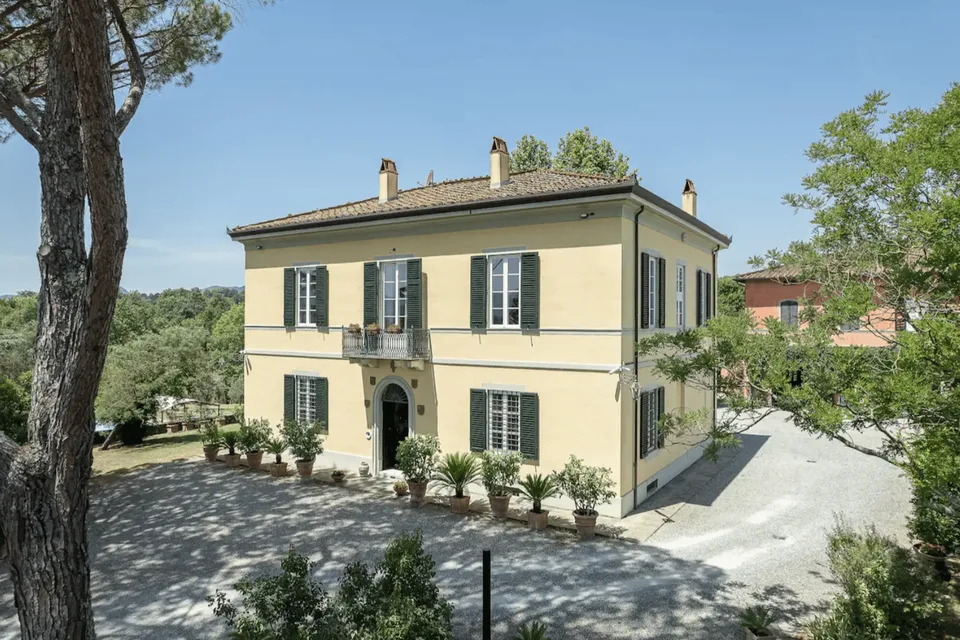 TOSCANA – Villa storica in zona collinare a 4 km da Lucca + terreno 3,3 ettari uliveto e vigneto