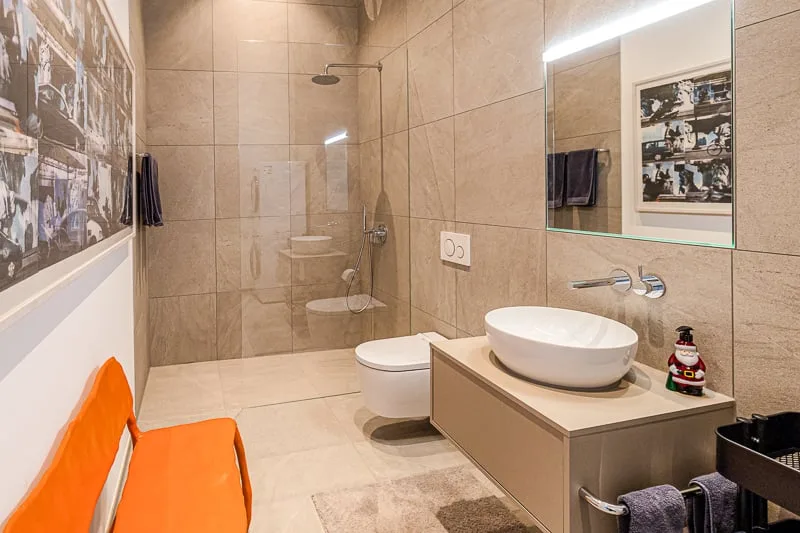 Studio polyvalent avec aménagement intérieur de haute qualité