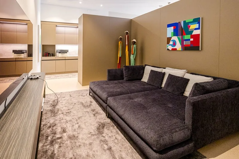 Studio polyvalent avec aménagement intérieur de haute qualité