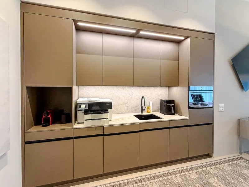 Studio polyvalent avec aménagement intérieur de haute qualité