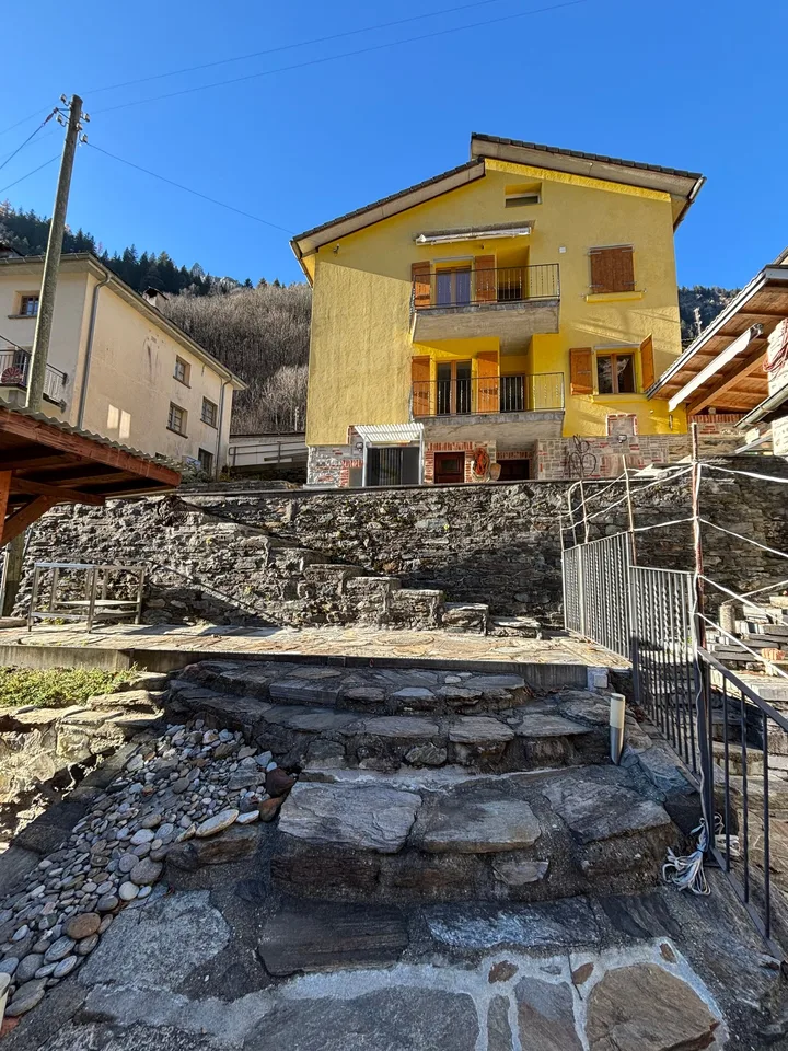 Casa tra luce e quiete in valle  Calanca, a Santa Domenica GR