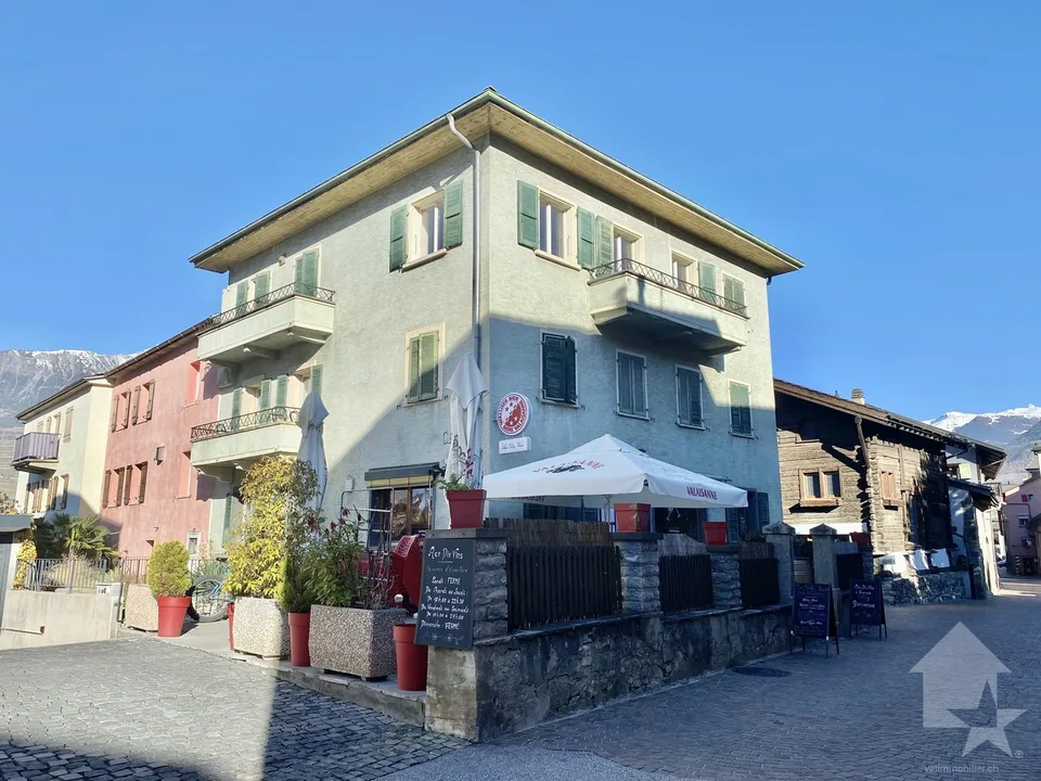 Edificio con 5 appartamenti e un ristorante nel centro del villaggio!