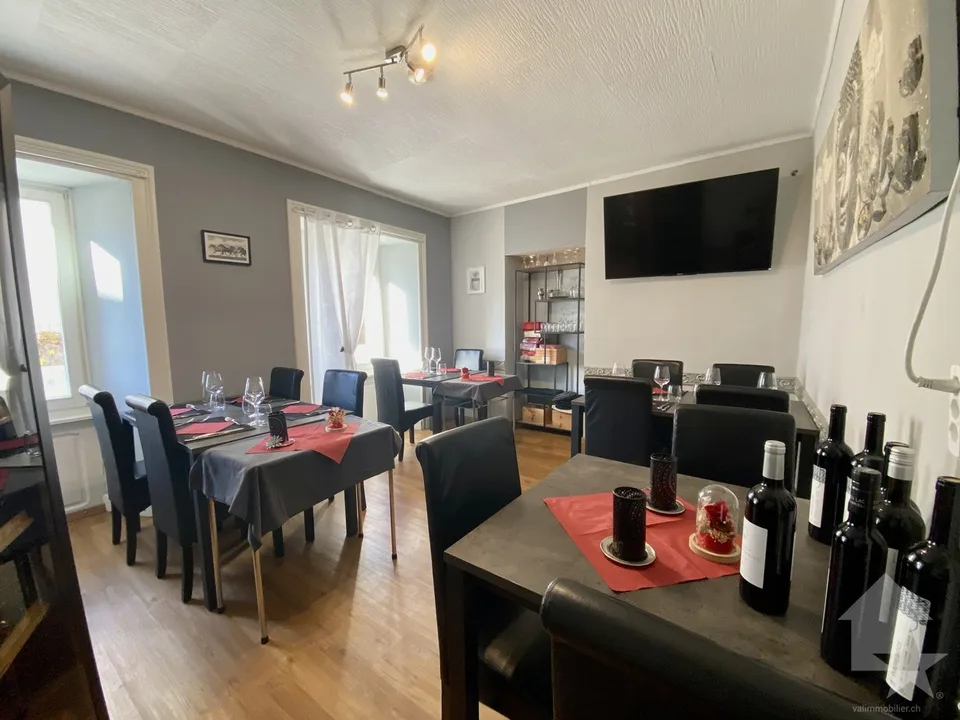 Edificio con 5 appartamenti e un ristorante nel centro del villaggio!