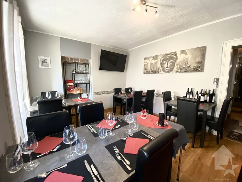 Edificio con 5 appartamenti e un ristorante nel centro del villaggio!