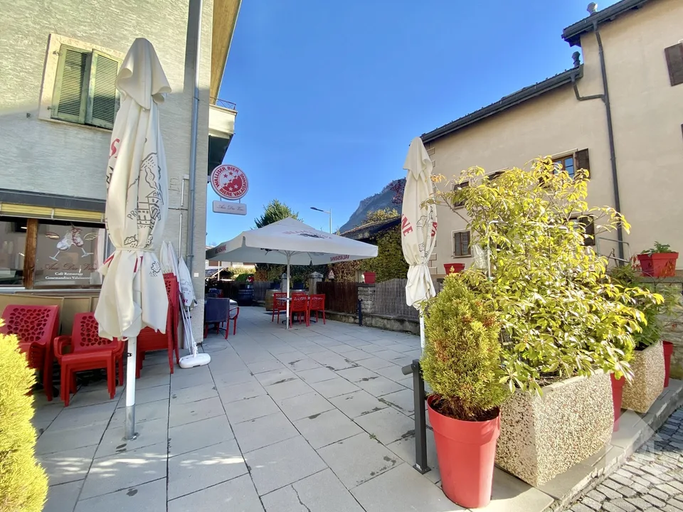 Edificio con 5 appartamenti e un ristorante nel centro del villaggio!