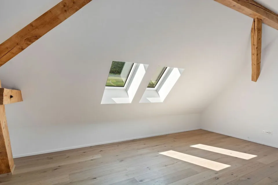Courtelary, schönes Dachgeschoss-Apartment mit 4.5 Zimmern und Aufzug