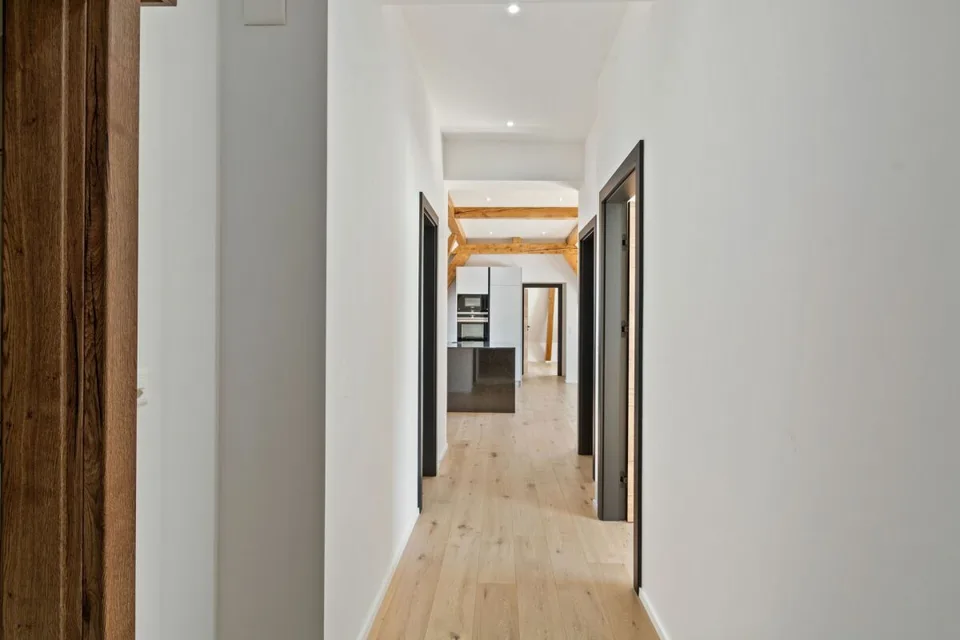 Courtelary, schönes Dachgeschoss-Apartment mit 4.5 Zimmern und Aufzug
