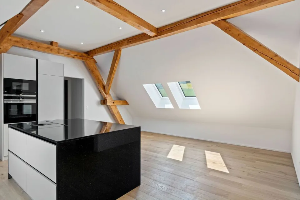 Courtelary, schönes Dachgeschoss-Apartment mit 4.5 Zimmern und Aufzug