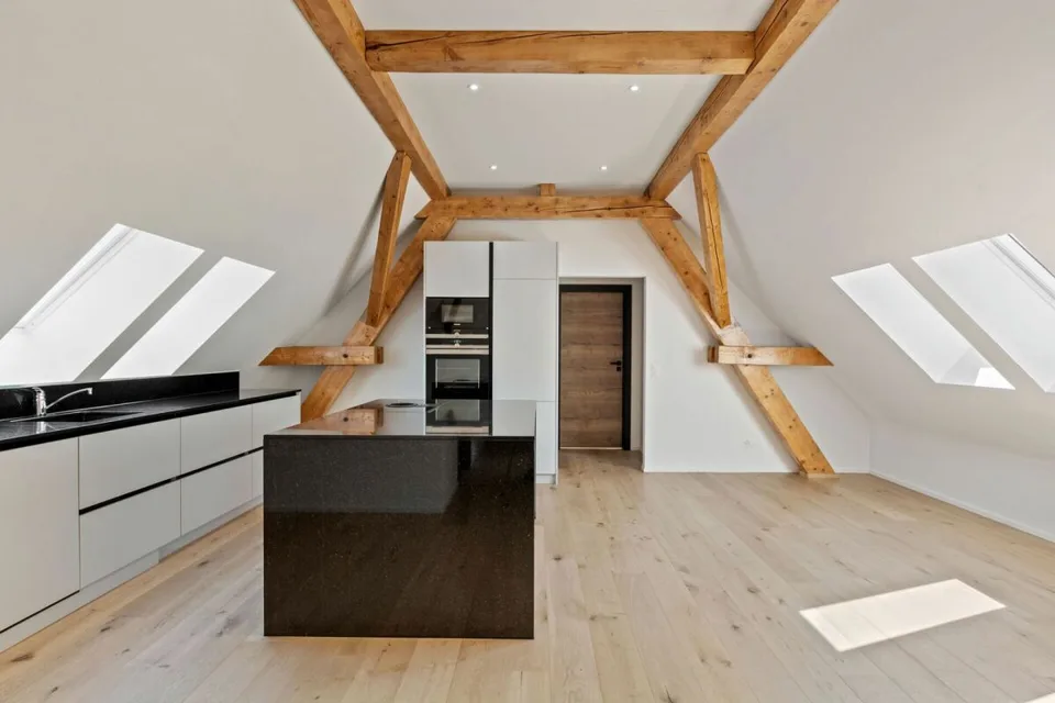 Courtelary, bel appartement en attique de 4.5 pces avec ascenseur