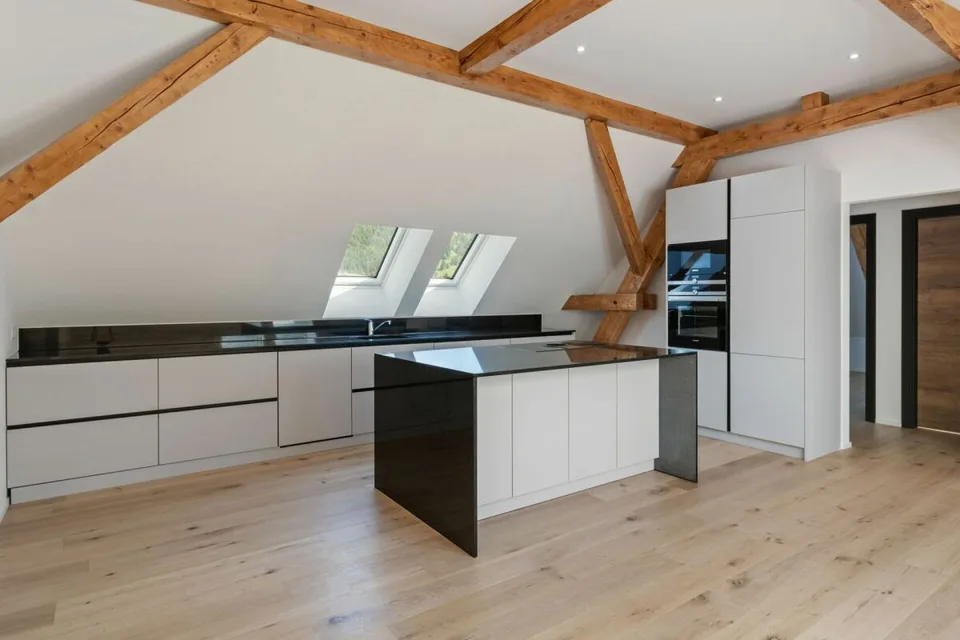Courtelary, schönes Dachgeschoss-Apartment mit 4.5 Zimmern und Aufzug