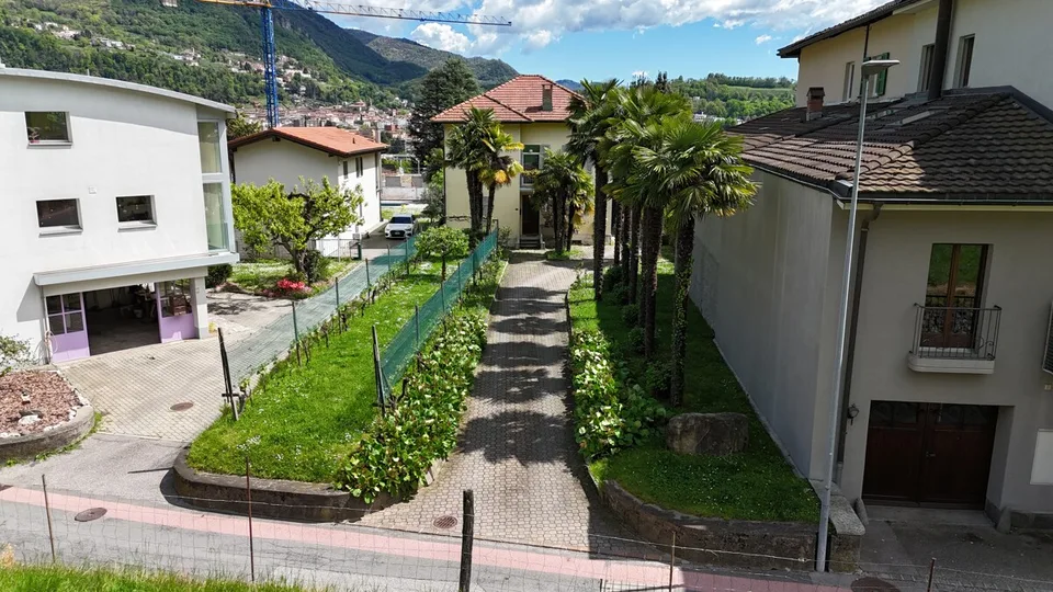 RANCATE - MAISON BIFAMILIALE AVEC ÉCURIE, GRAND TERRAIN CONSTRUCTIBLE
