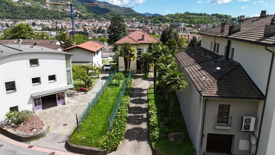 RANCATE - MAISON BIFAMILIALE AVEC ÉCURIE, GRAND TERRAIN CONSTRUCTIBLE
