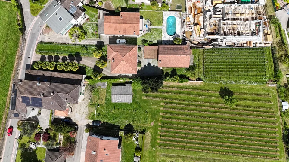 RANCATE - MAISON BIFAMILIALE AVEC ÉCURIE, GRAND TERRAIN CONSTRUCTIBLE