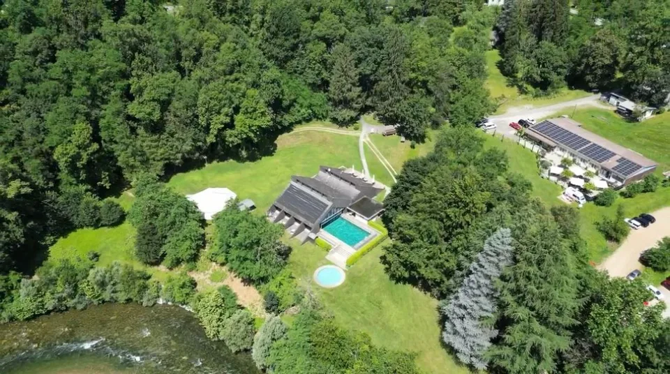 2 Mehrfamilienhäuser, 2 Restaurant, 1 Schwimmbad und ca. 25'100 m2 Land mitten im Grünen