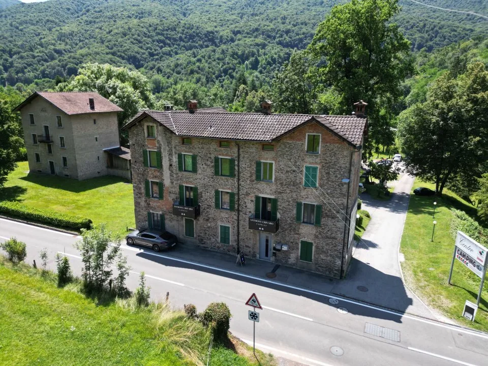 2 maisons multifamiliales, 2 restaurants, 1 piscine et environ 25 100 m2 de terrain au milieu de la nature