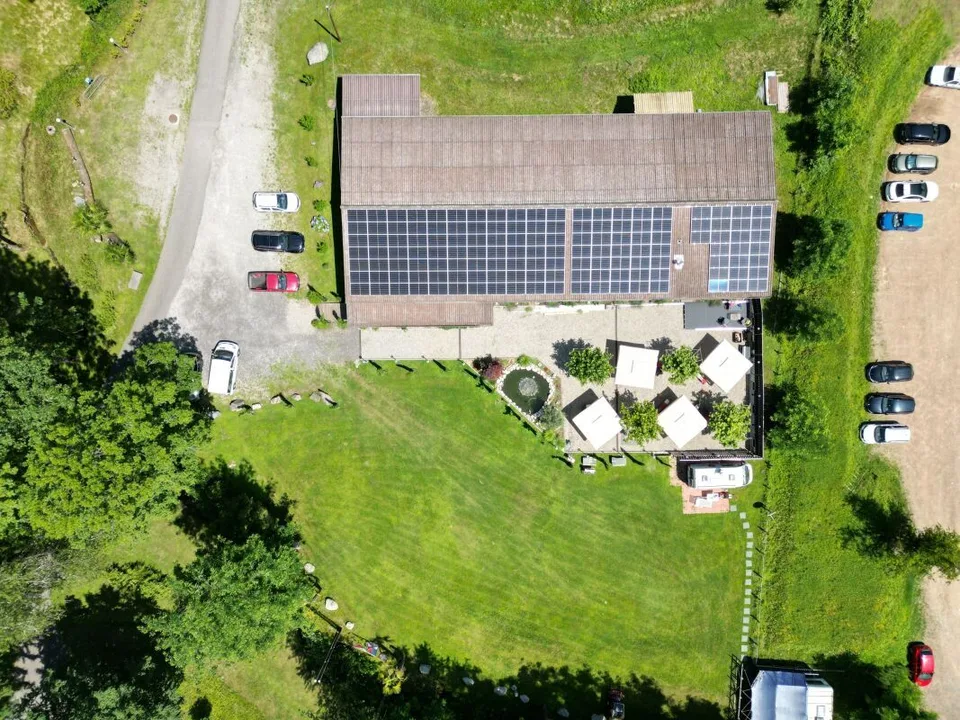 2 maisons multifamiliales, 2 restaurants, 1 piscine et environ 25 100 m2 de terrain au milieu de la nature