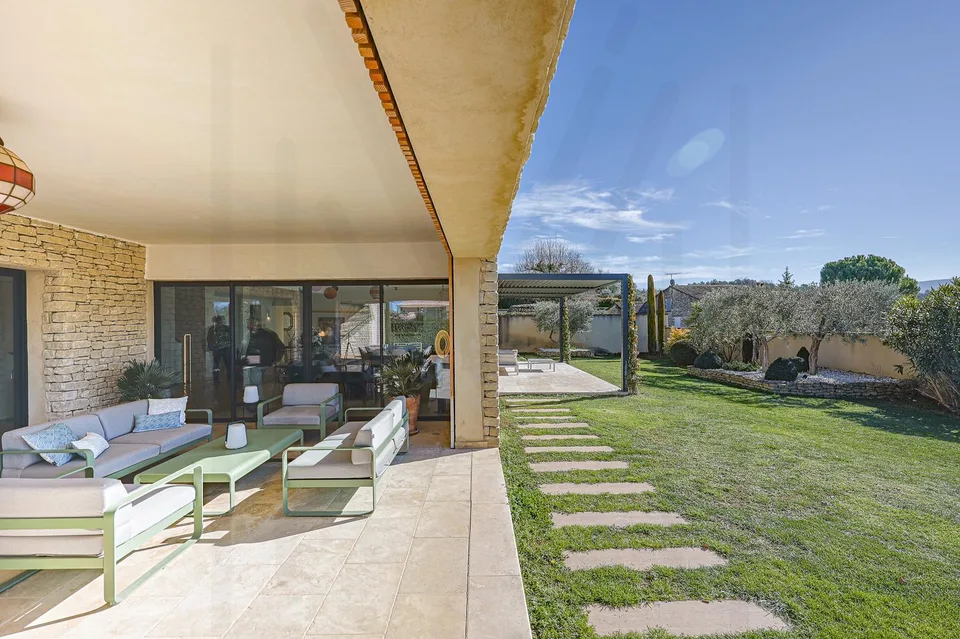 MAGNIFIQUE PROPRIÉTÉ CONTEMPORAINE AVEC PISCINE CHAUFFÉE – photo 6 sur 13