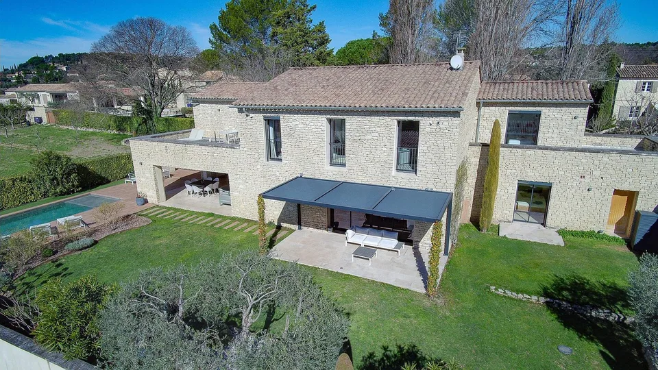 MAGNIFIQUE PROPRIÉTÉ CONTEMPORAINE AVEC PISCINE CHAUFFÉE – photo 10 sur 13