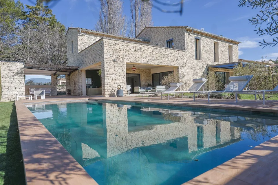 MAGNIFIQUE PROPRIÉTÉ CONTEMPORAINE AVEC PISCINE CHAUFFÉE