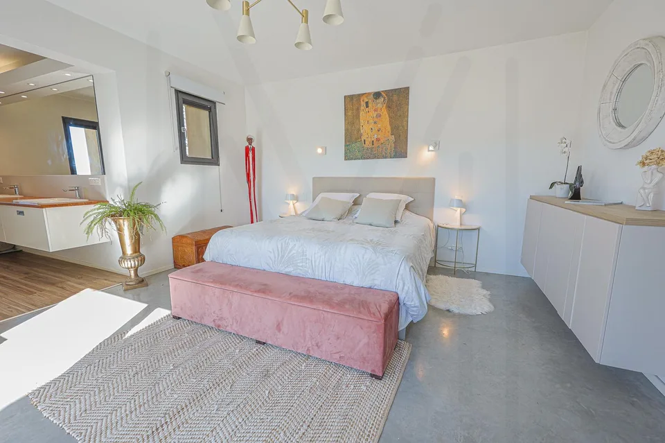 MAGNIFIQUE PROPRIÉTÉ CONTEMPORAINE AVEC PISCINE CHAUFFÉE – photo 11 sur 13