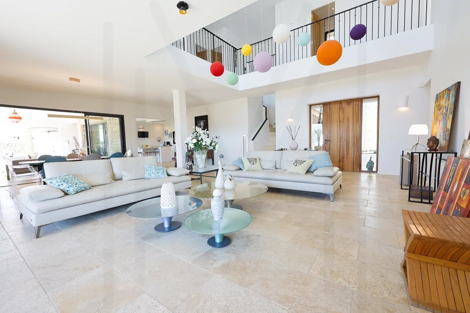SPLENDIDA PROPRIETÀ CONTEMPORANEA CON PISCINA RISCALDATA