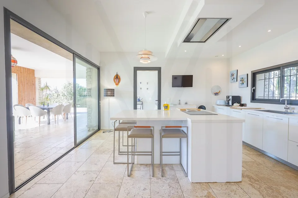 SPLENDIDA PROPRIETÀ CONTEMPORANEA CON PISCINA RISCALDATA