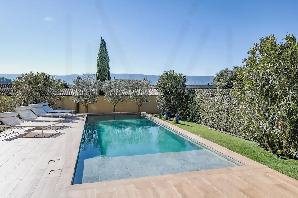 SPLENDIDA PROPRIETÀ CONTEMPORANEA CON PISCINA RISCALDATA