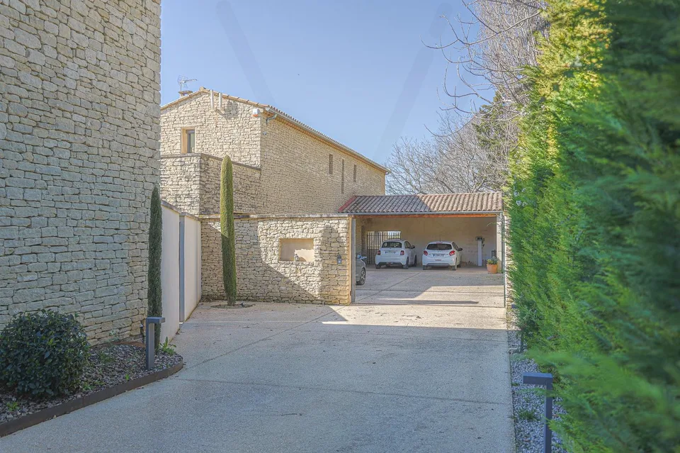 MAGNIFIQUE PROPRIÉTÉ CONTEMPORAINE AVEC PISCINE CHAUFFÉE – photo 12 sur 13