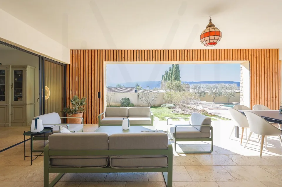 SPLENDIDA PROPRIETÀ CONTEMPORANEA CON PISCINA RISCALDATA