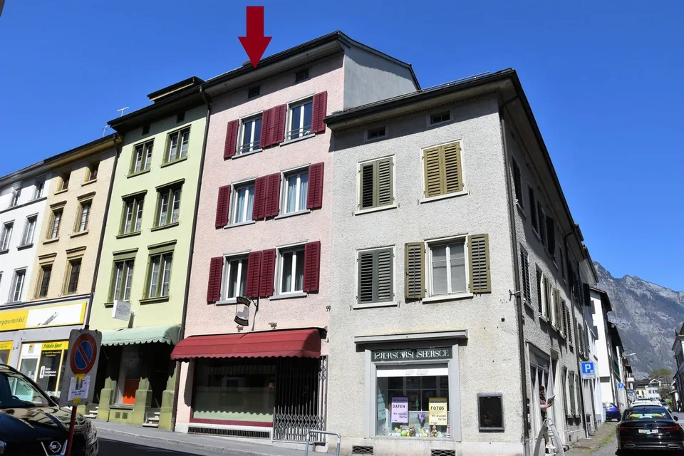 Gepflegtes Wohnhaus mit Ladenlokal.