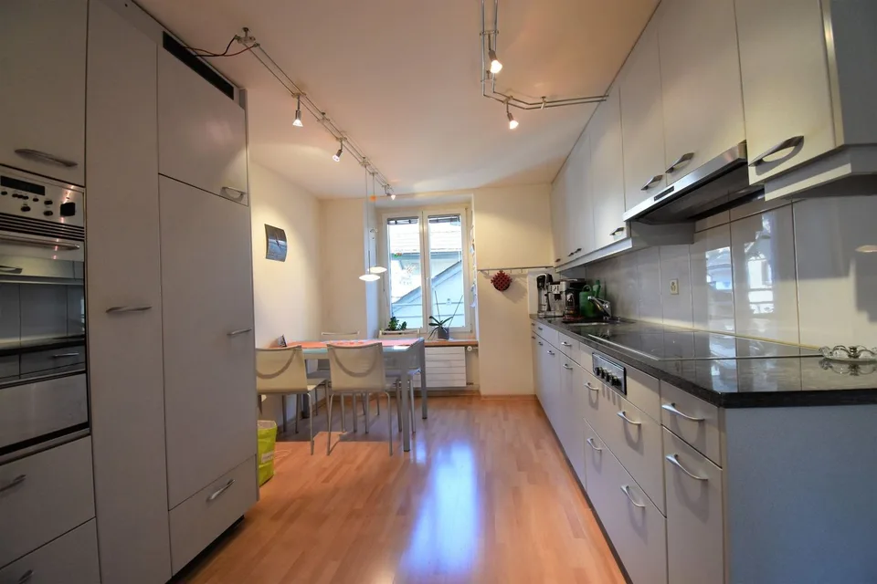 Maison d'habitation bien entretenue avec local commercial.