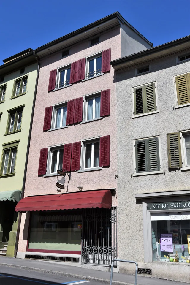 Maison d'habitation bien entretenue avec local commercial.