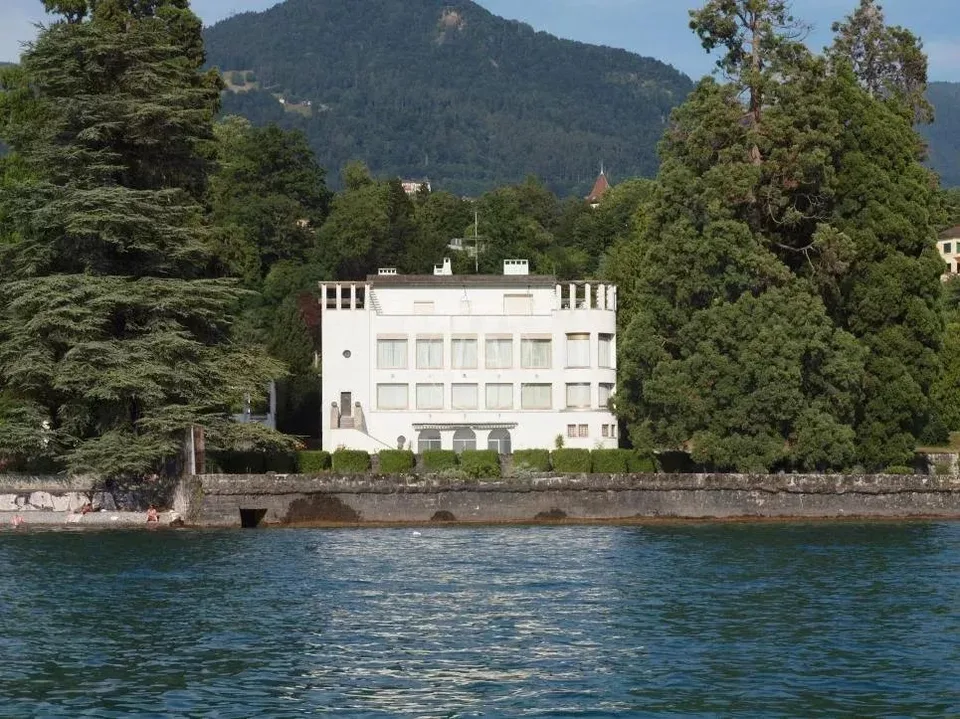 Propriété d'exception pied dans l'eau proche de Montreux