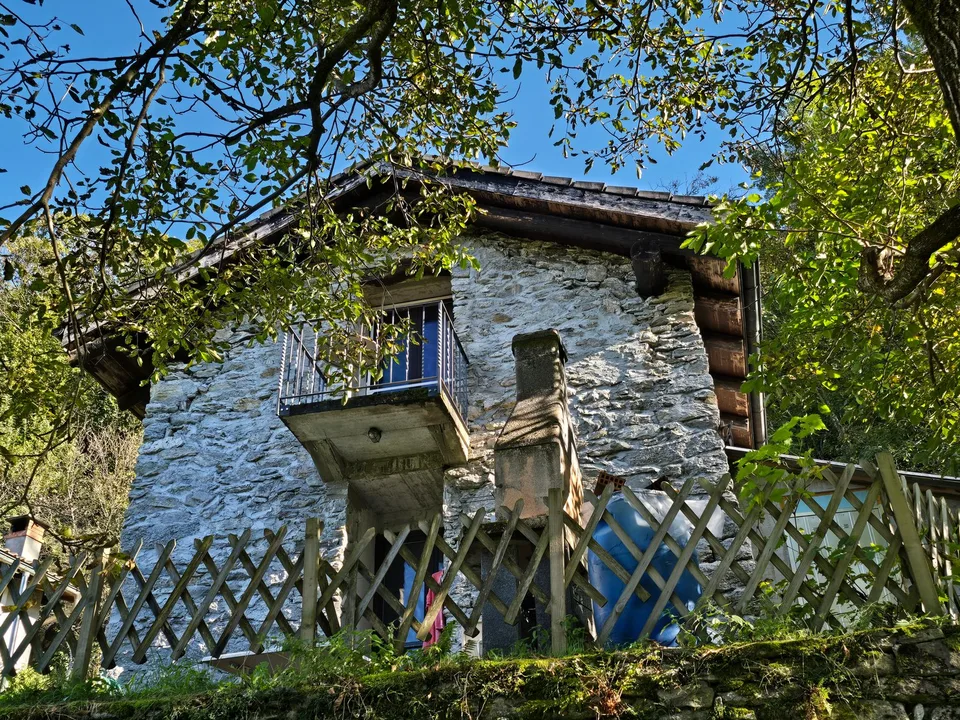 Rustico inmitten der Natur mit Land und schöner Aussicht