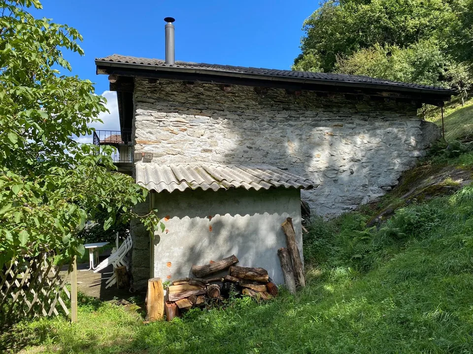 Rustico inmitten der Natur mit Land und schöner Aussicht