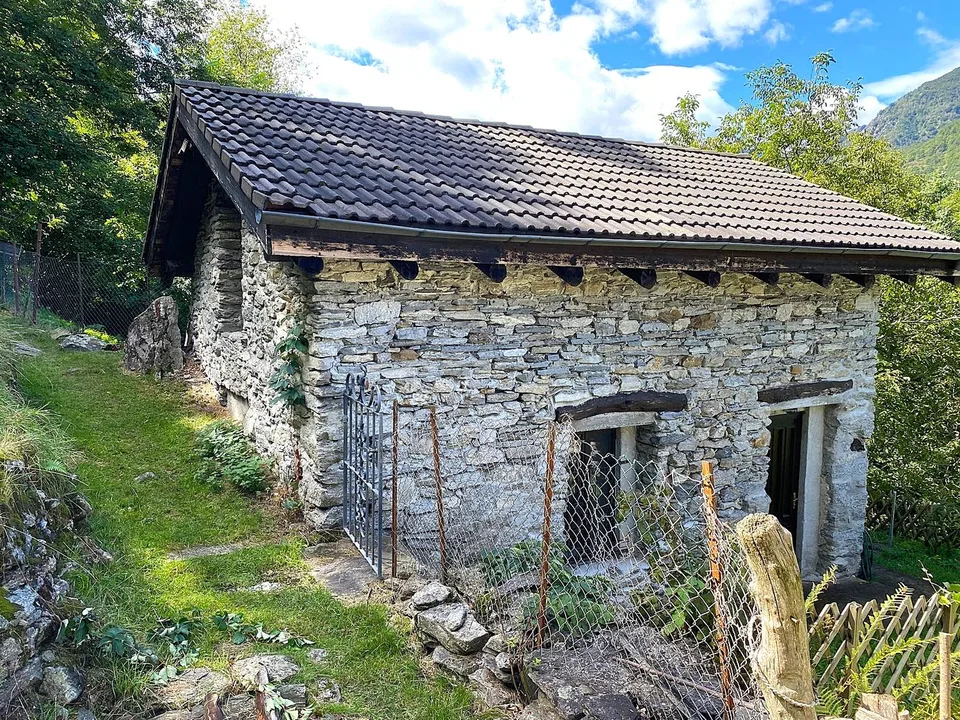 Rustico inmitten der Natur mit Land und schöner Aussicht